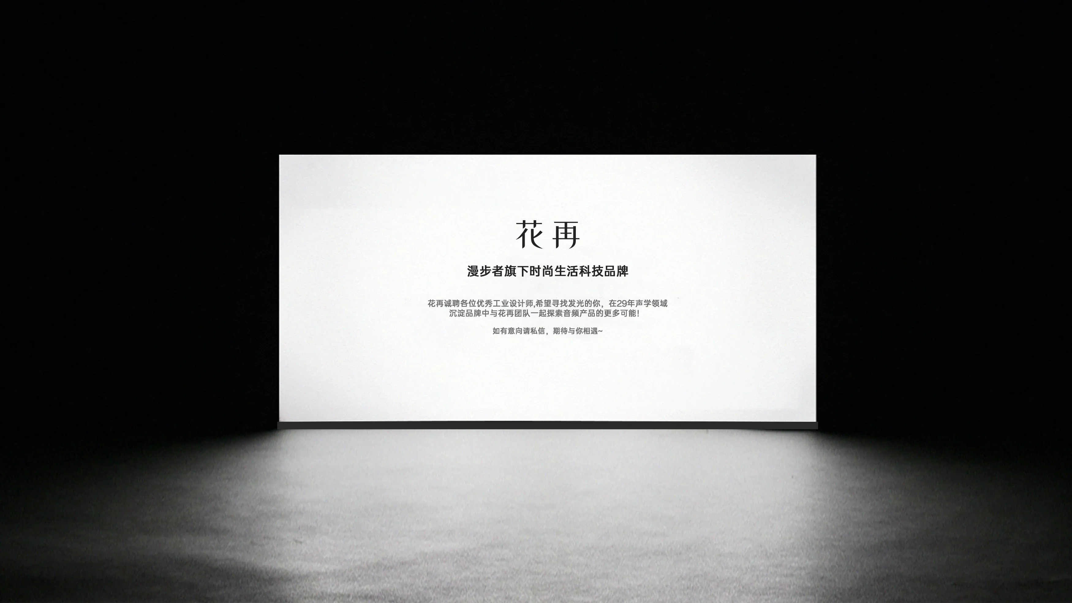 loudspeaker box，flowers again，desktop，