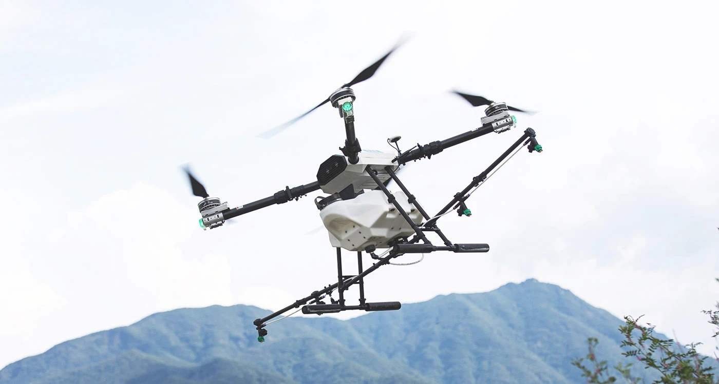 UAV，Spraying pesticide，Agricultural use，low cost，Concise and modern，
