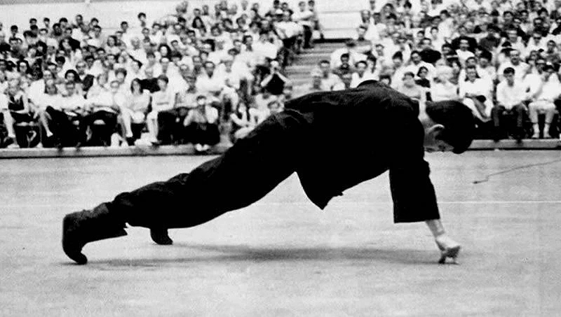 BRUCE，desk，Bruce Lee，salute，Circular tube，