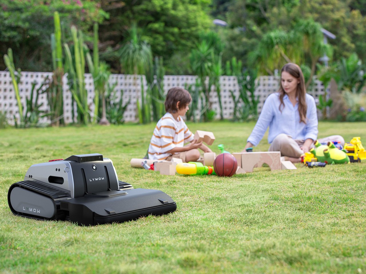 Lymow One，lawn mower，tank track，RTK Navigation，LySee，
