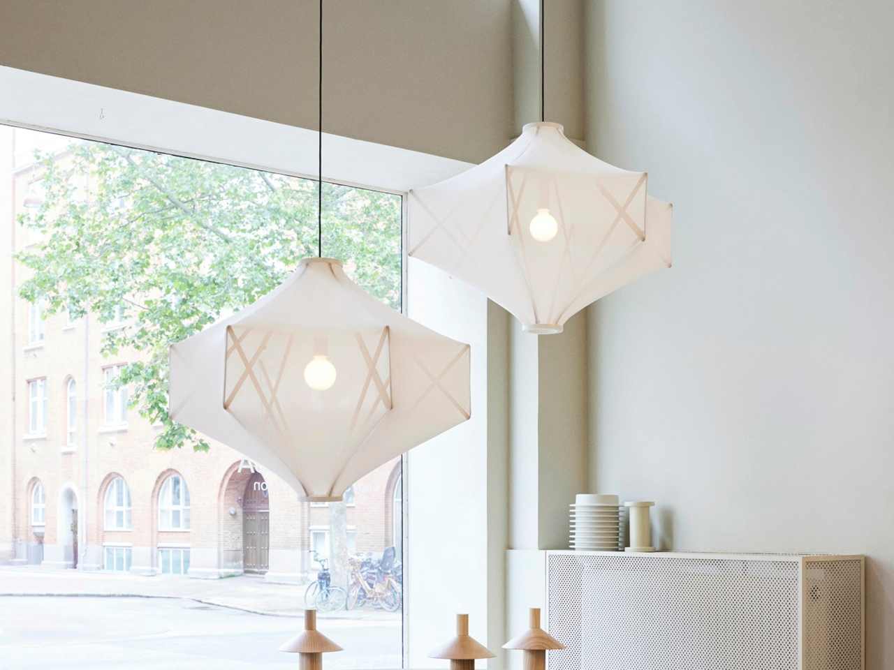 Sorpresa，lamps and lanterns，a chandelier，furniture，