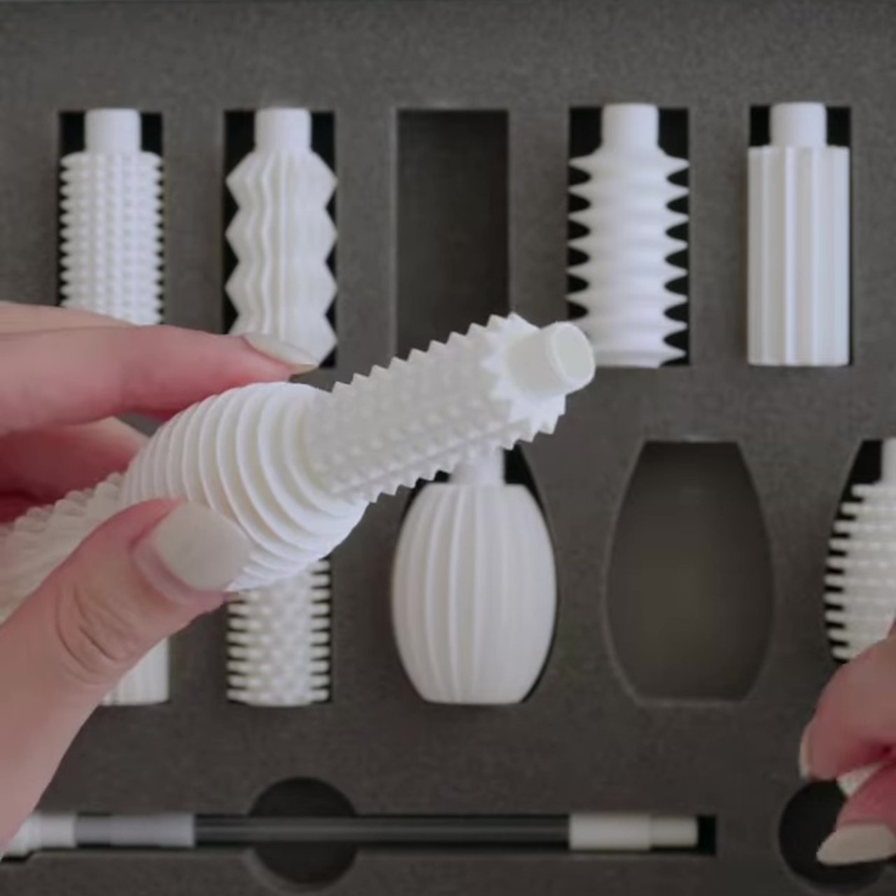 NEWRON，Organic modeling，3D printing，tactile stimulation，creative writing，