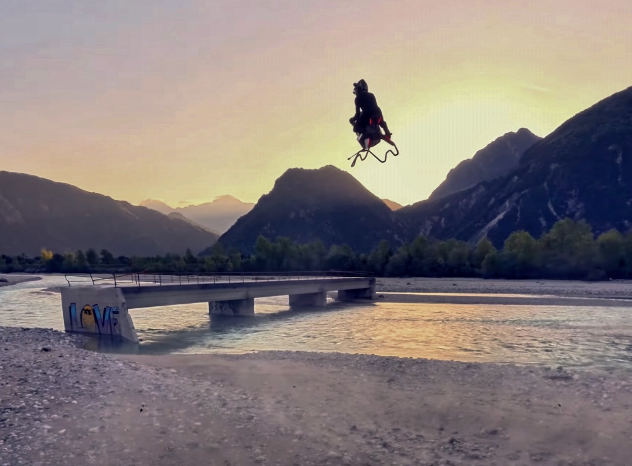 single-person jet-powered aircraft，vehicle，Volonaut Airbike，industrial design，