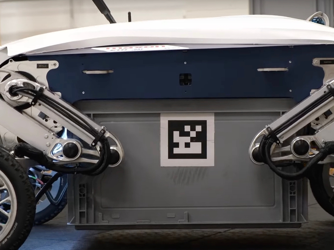 Left，New distribution robot，Digital，artificial intelligence，