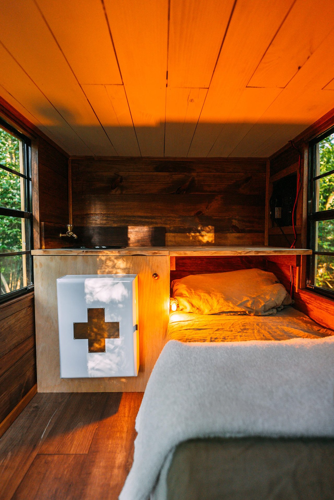 Campervan，vehicle，automobile，Touring car，