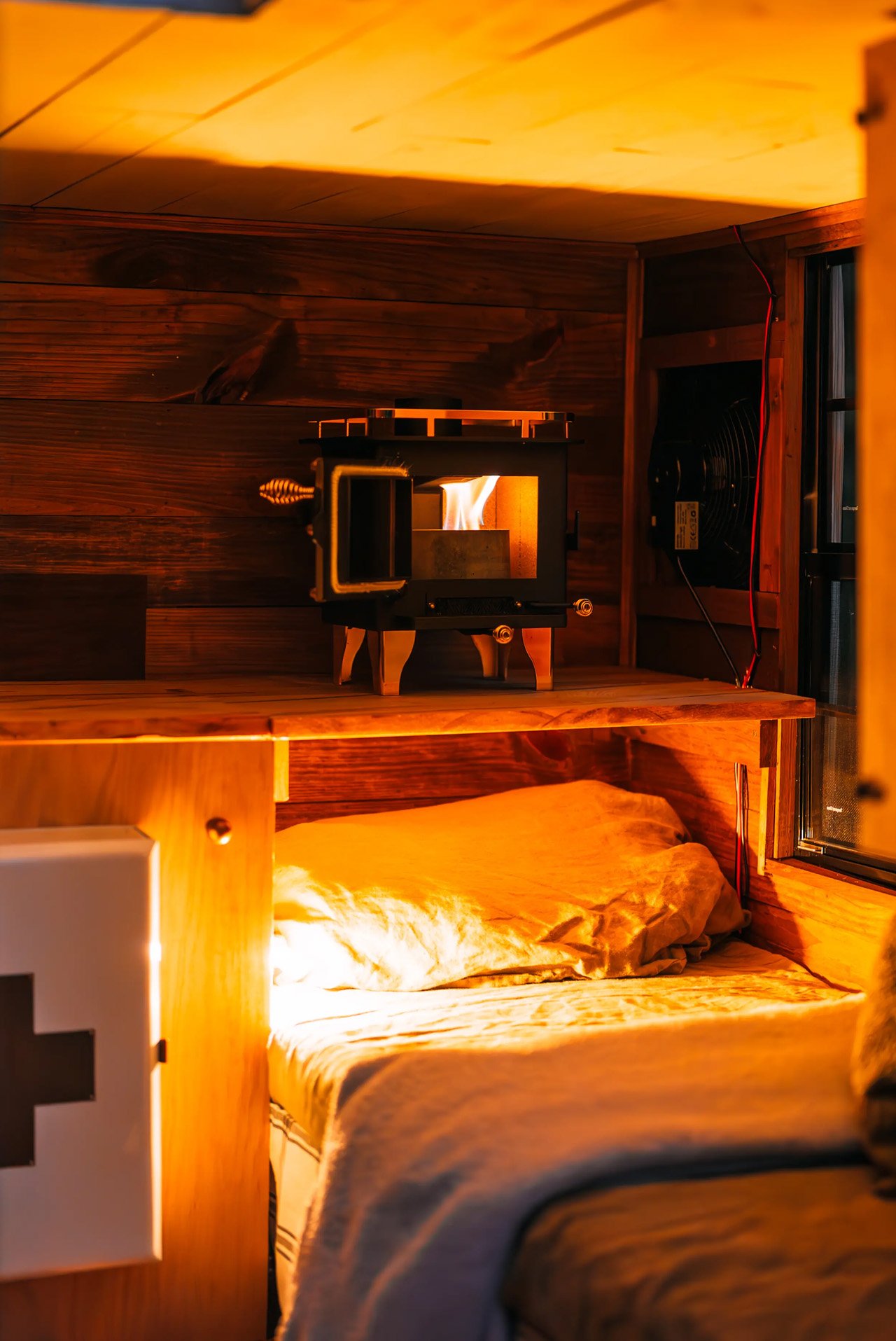 Campervan，vehicle，automobile，Touring car，