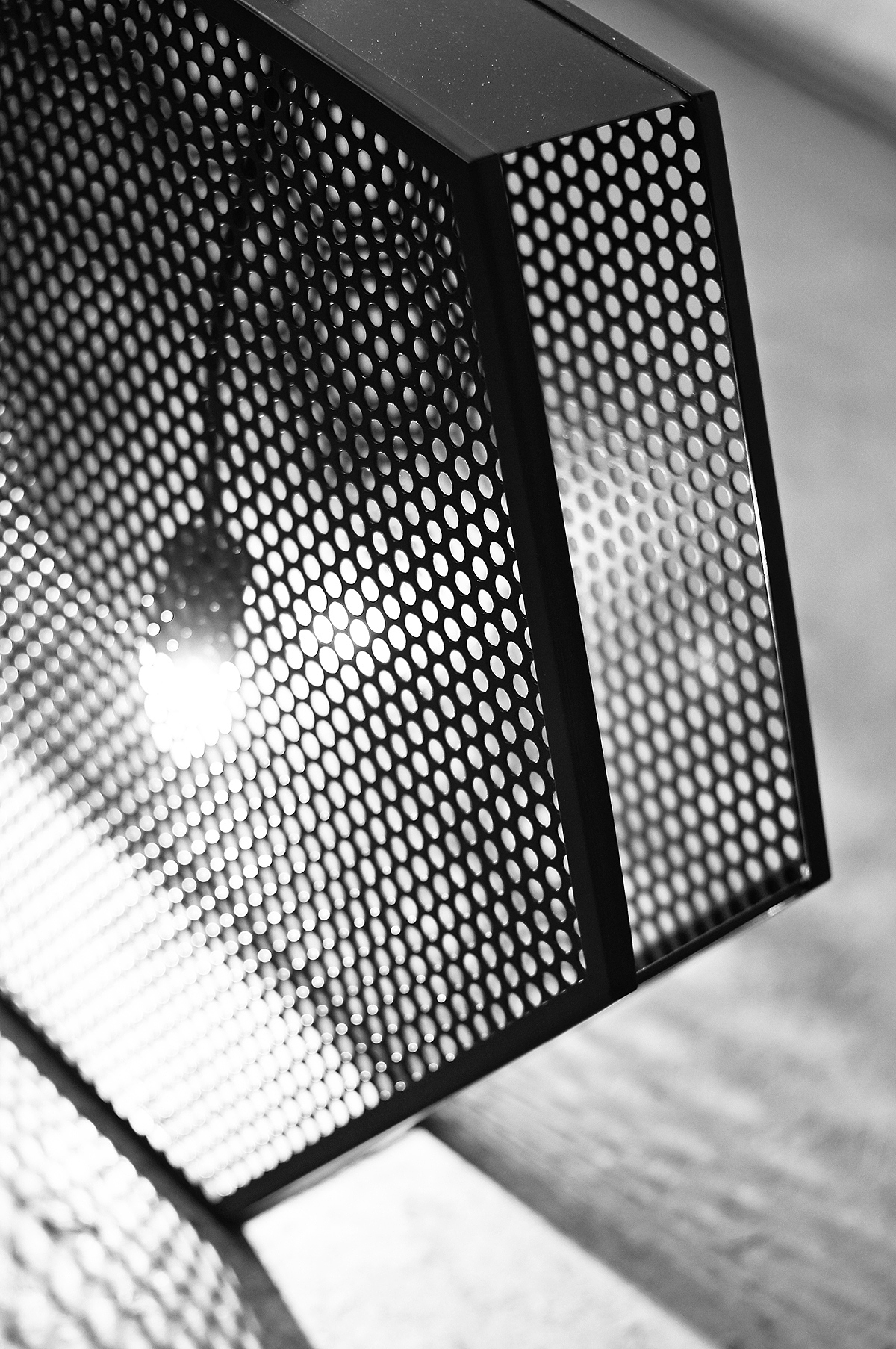 lamp，brown，black，grid，