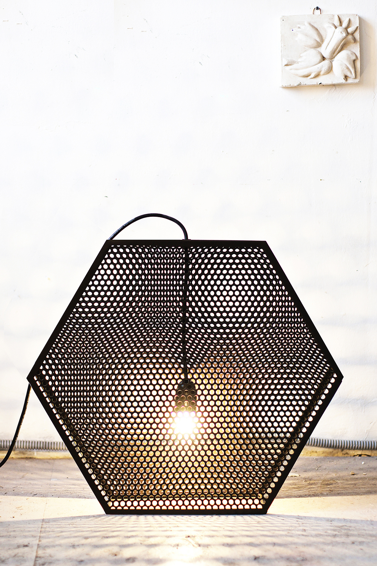 lamp，brown，black，grid，