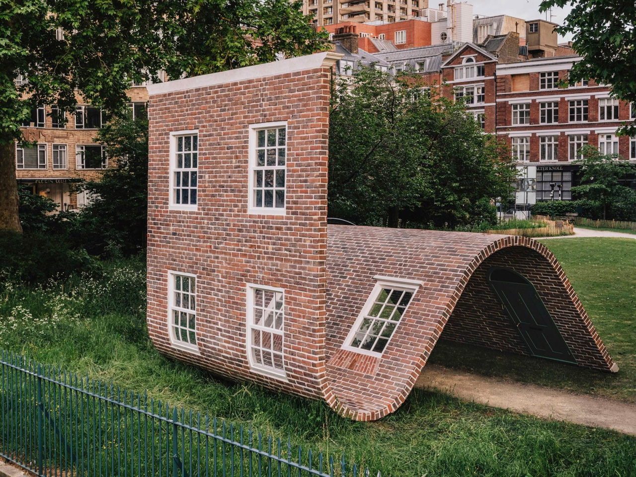 A Week at the Knees，Georgian architecture，Sculpture，Charterhouse Square，Public art ，