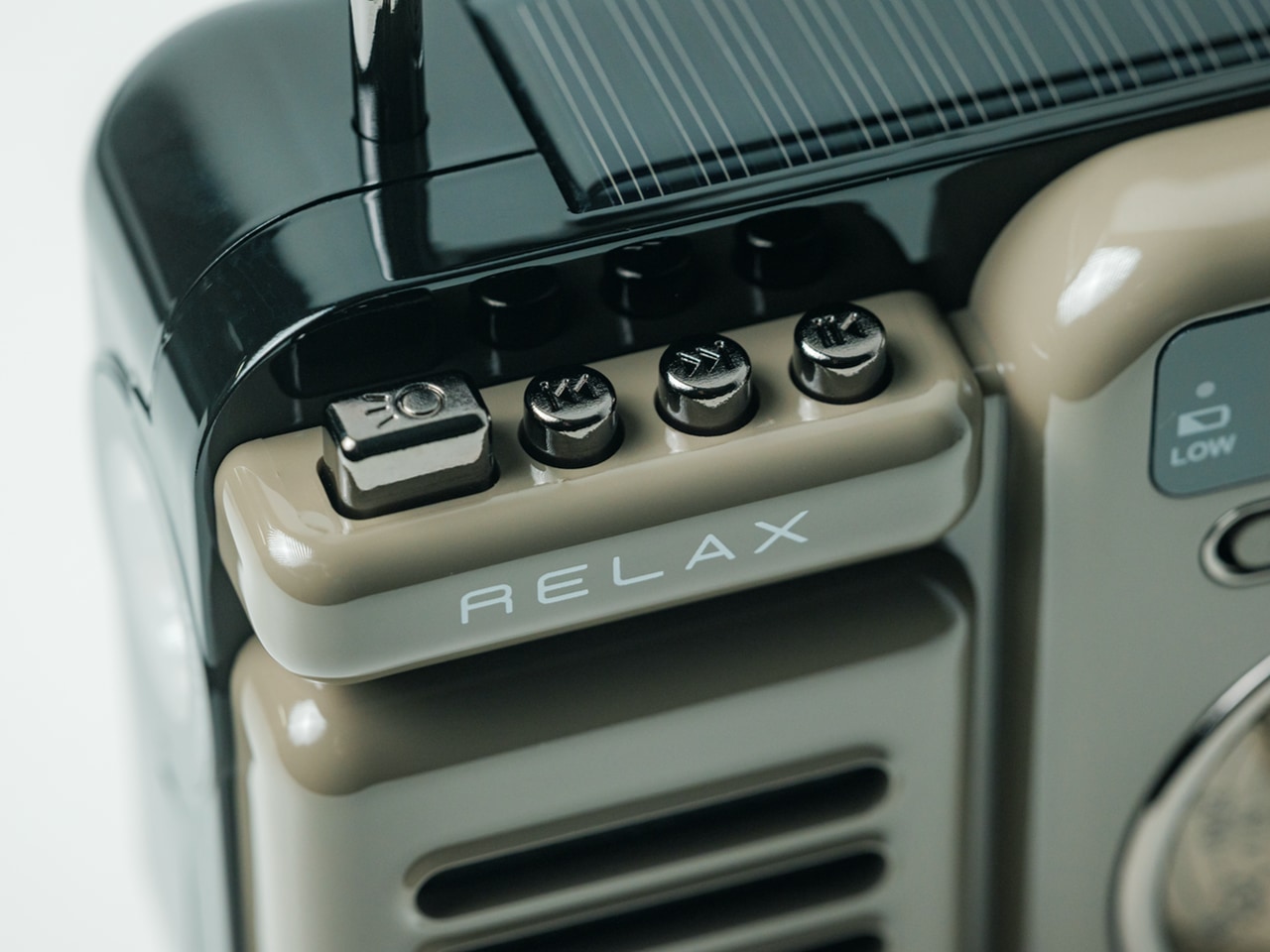 Multifunction radio，RetroWave，Seven-in-one equipment，Sustainable Technology，