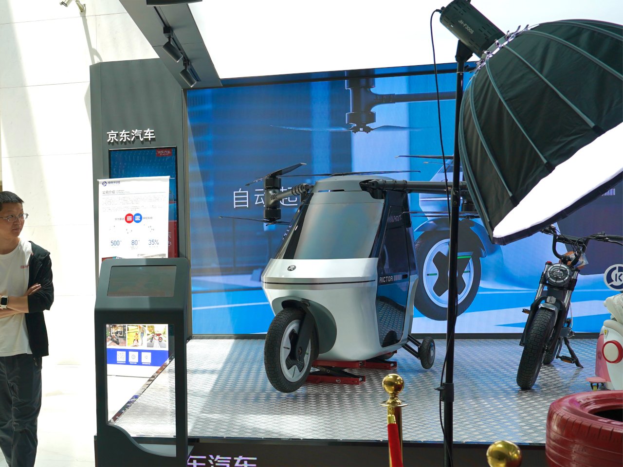 Flying motorcycle，Skyrider X6|，sci-fi vehicle，land and air dual-use，Future travel，