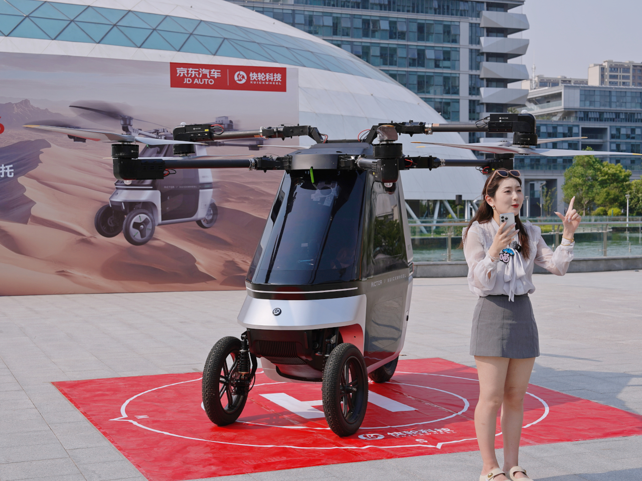 Flying motorcycle，Skyrider X6|，sci-fi vehicle，land and air dual-use，Future travel，