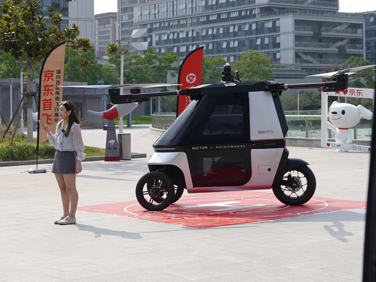 Flying motorcycle，Skyrider X6|，sci-fi vehicle，land and air dual-use，Future travel，