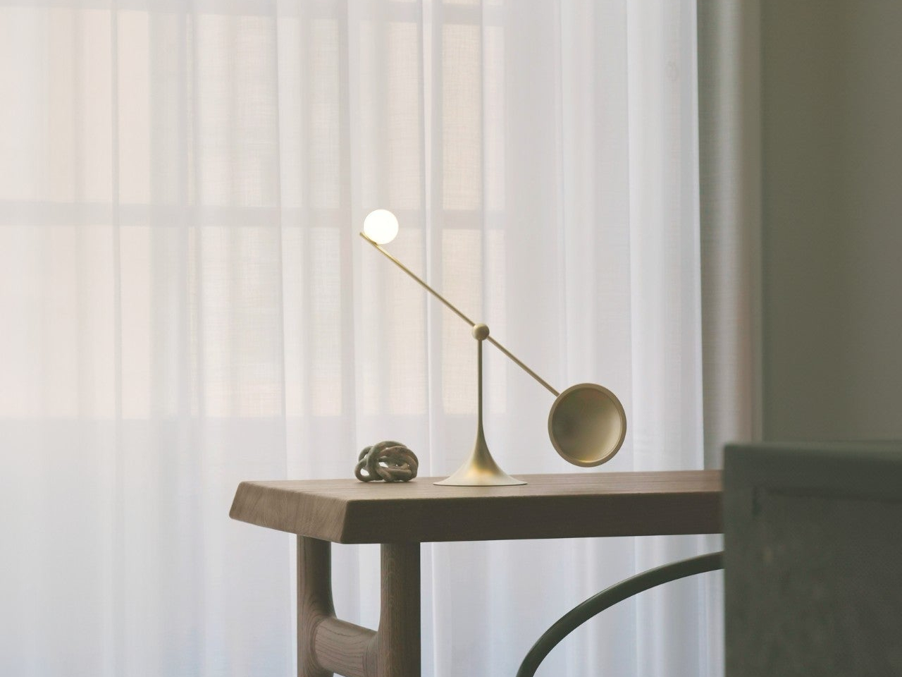 Sculpture table lamp，magnetic attraction positioning，Desktop Aesthetics，Lumio Ovo，Minimalist design ，