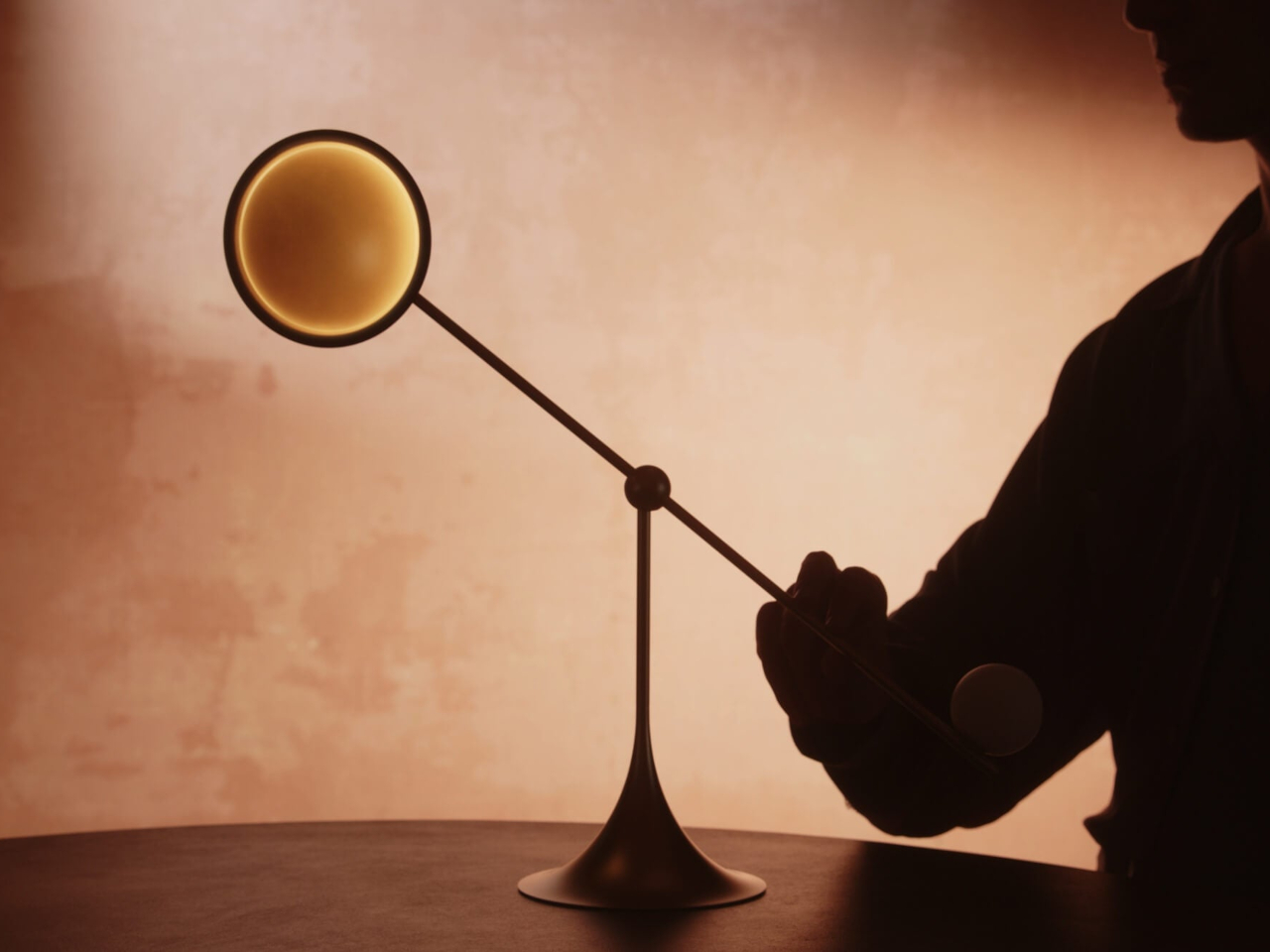 Sculpture table lamp，magnetic attraction positioning，Desktop Aesthetics，Lumio Ovo，Minimalist design ，