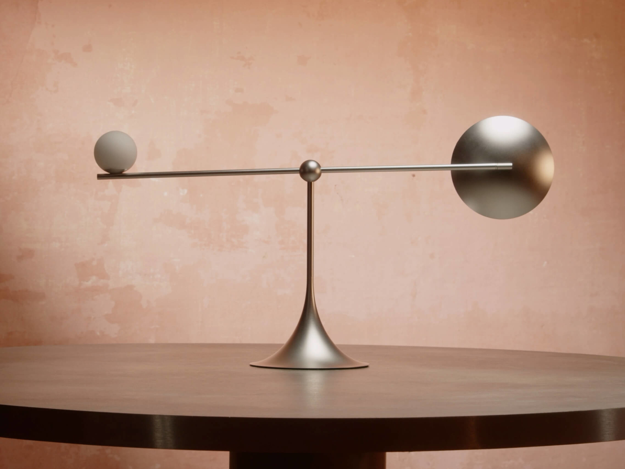 Sculpture table lamp，magnetic attraction positioning，Desktop Aesthetics，Lumio Ovo，Minimalist design ，