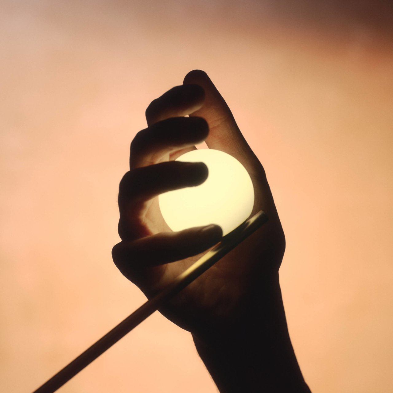 Sculpture table lamp，magnetic attraction positioning，Desktop Aesthetics，Lumio Ovo，Minimalist design ，