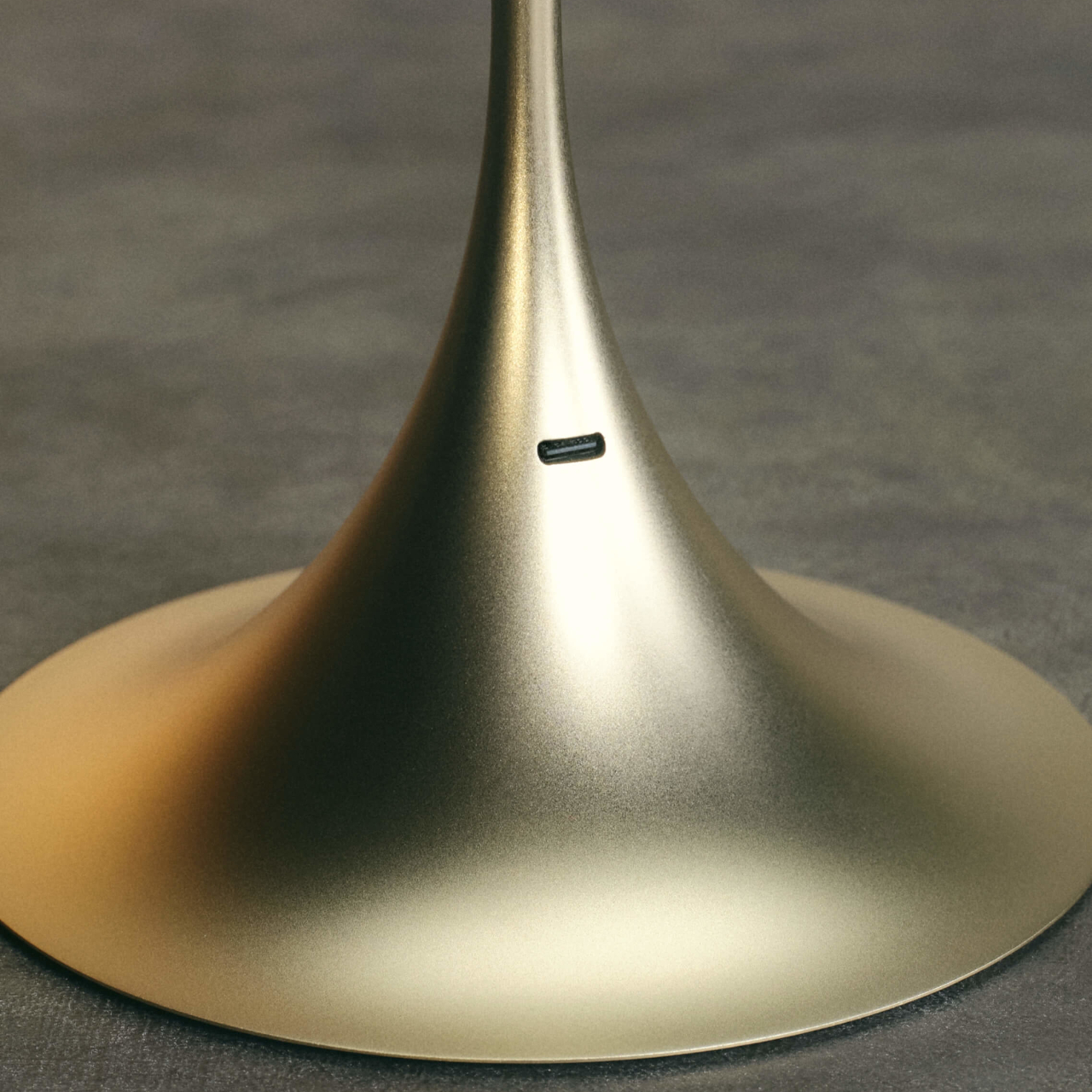 Sculpture table lamp，magnetic attraction positioning，Desktop Aesthetics，Lumio Ovo，Minimalist design ，