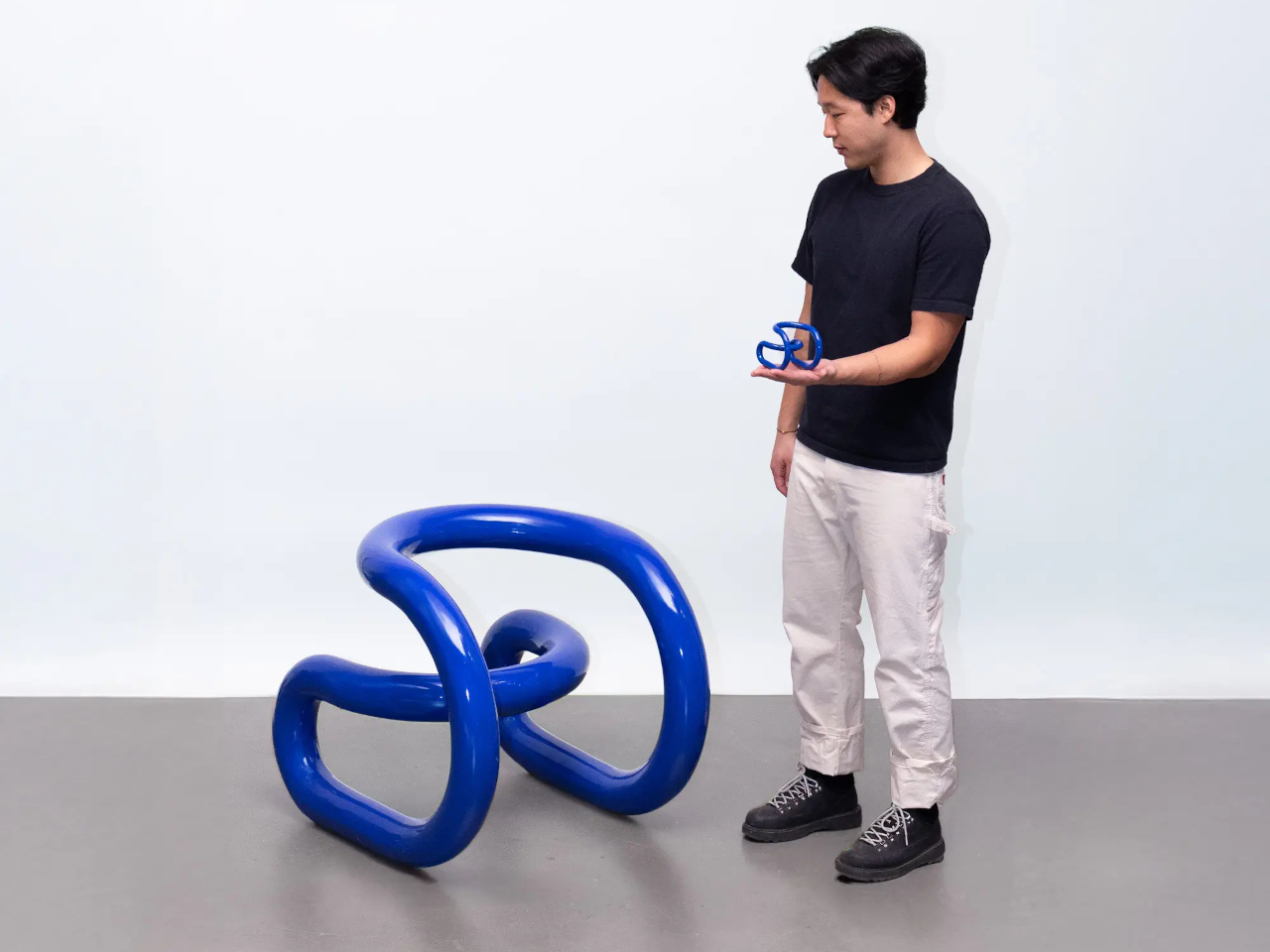 Single line seat，Sculpture furniture，minimalist loop，A stroke，