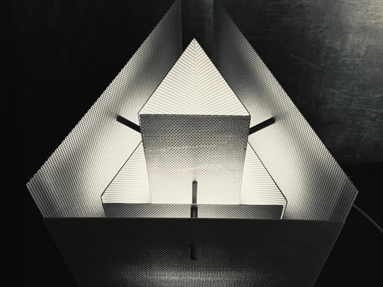 perforated metal lamp，light and shadow painting，Minimalist lamps，optical aesthetics，