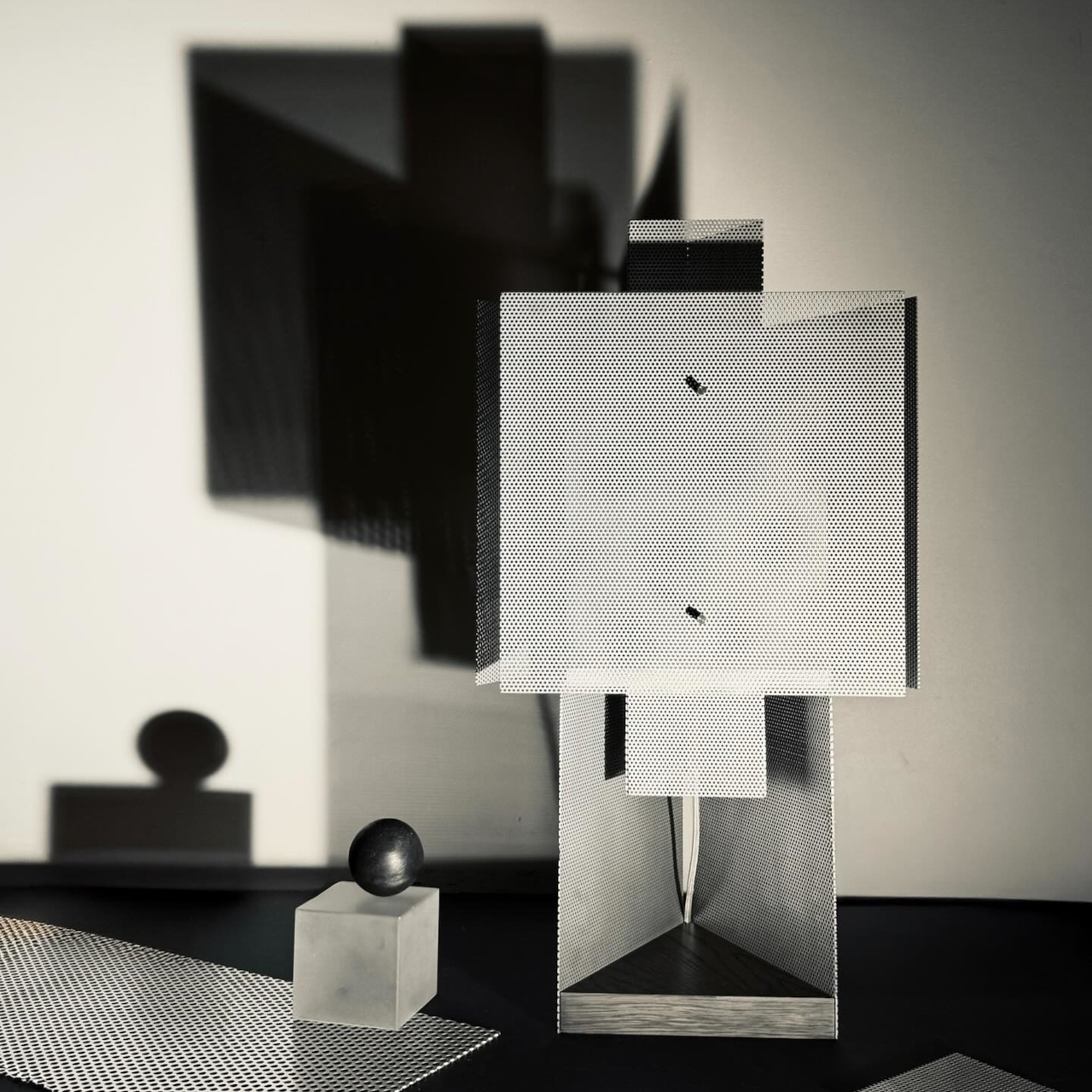 perforated metal lamp，light and shadow painting，Minimalist lamps，optical aesthetics，