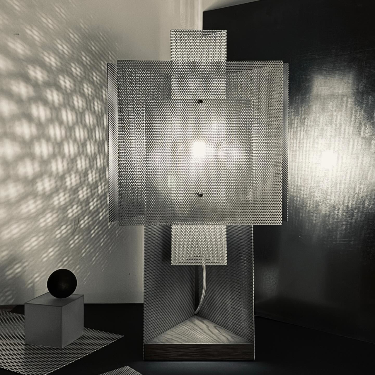 perforated metal lamp，light and shadow painting，Minimalist lamps，optical aesthetics，