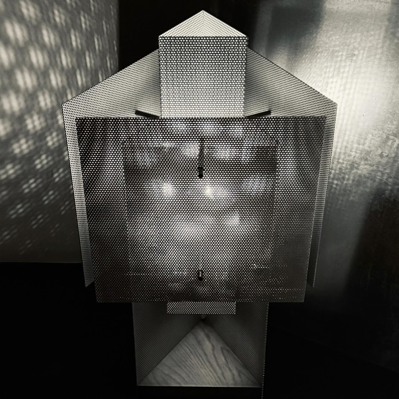 perforated metal lamp，light and shadow painting，Minimalist lamps，optical aesthetics，