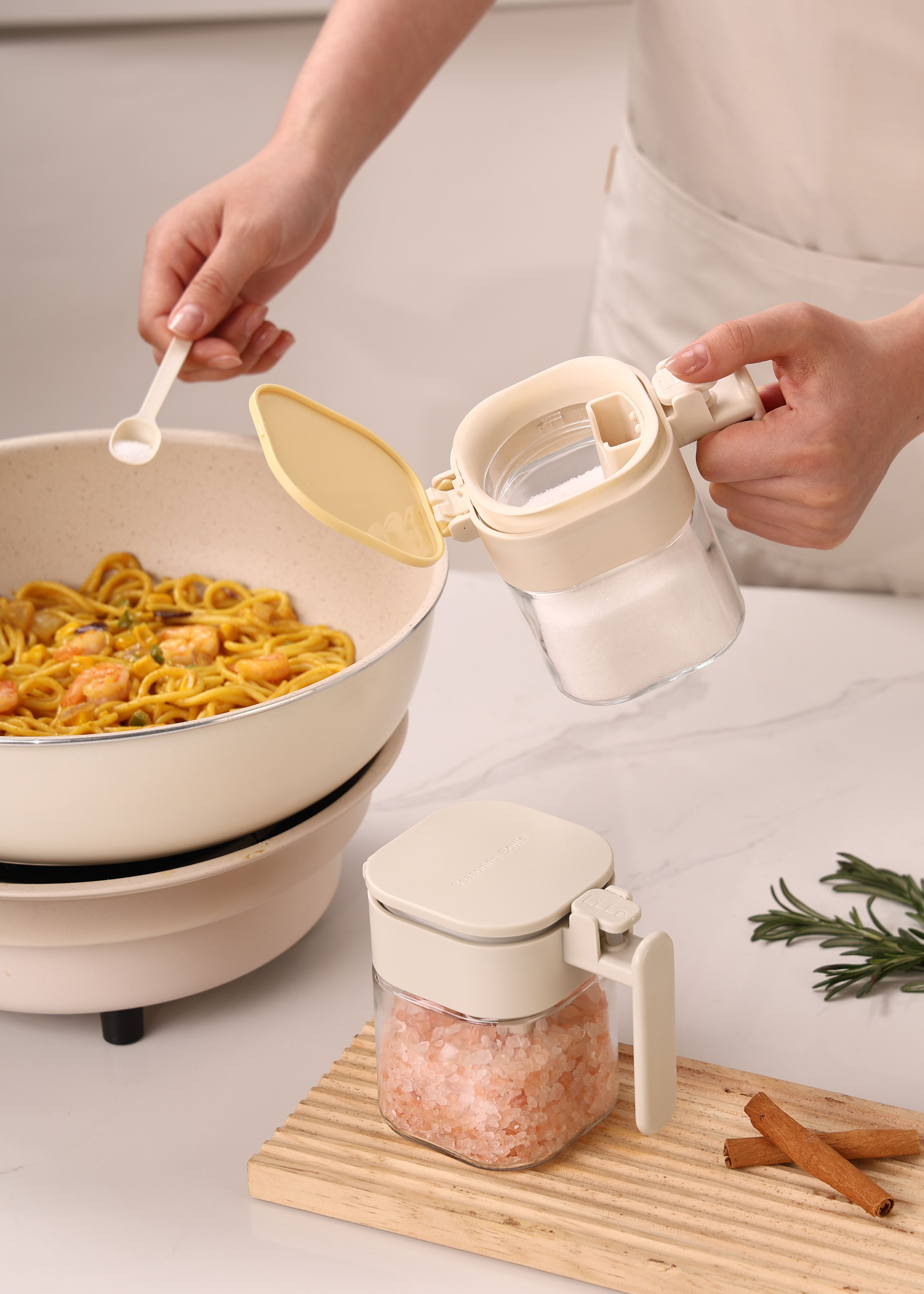 kitchen，Seasoning tank，A key to open the cover，