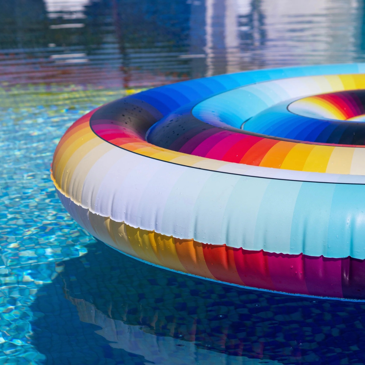 artistic beauty，inflatable swimming pool floating bed，Summer outdoor，Portable design，Felipe Pantone，