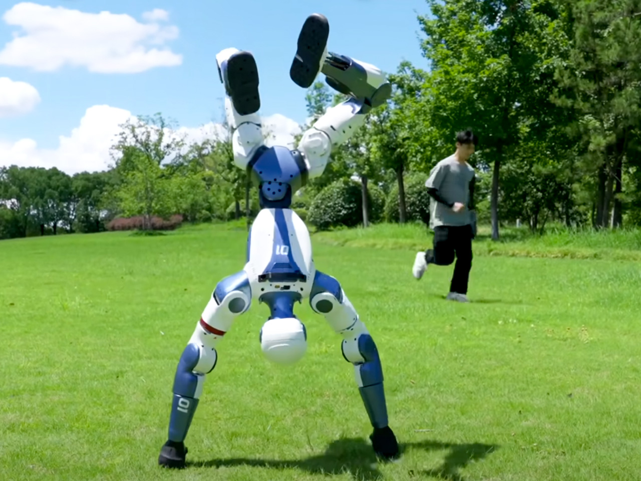 movement robot，Human form，Unitrees R1，athletic ability，Educational tools，