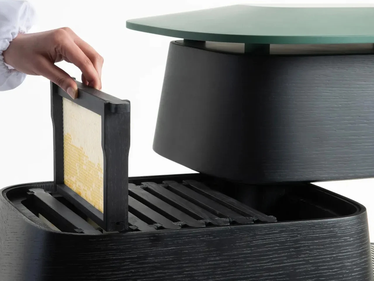 Modular Hive，Solitary Bee Hotel，Milan Design Week 2025，stackable ，Andreu World，