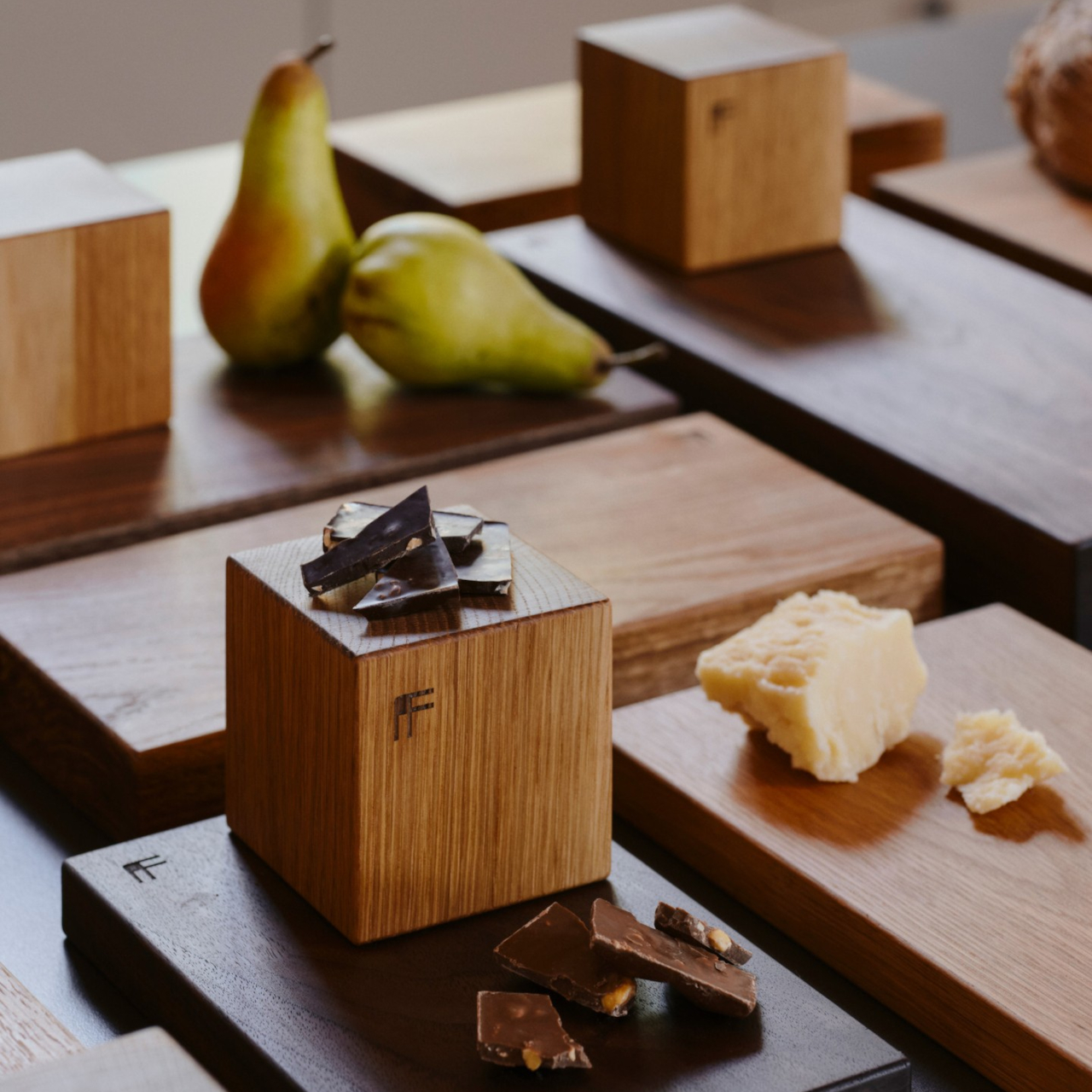 Sustainable Home Furnishing，Manual Limited，Extruded aluminum candle holder，Wood-patchwork cheese board，