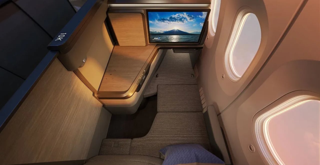 business class in sofa style，reclined seat，The Room FX，Electric leg rest，Longitudinal space，