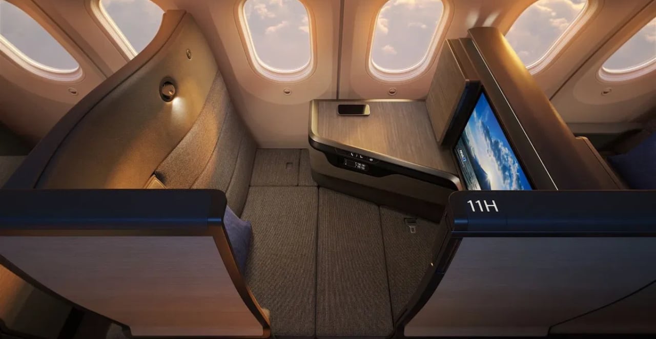 business class in sofa style，reclined seat，The Room FX，Electric leg rest，Longitudinal space，