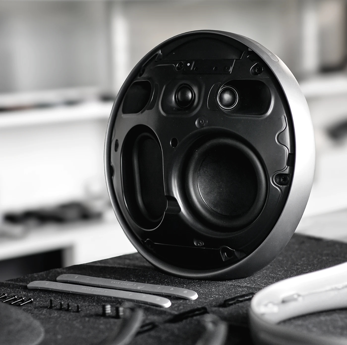 Onyx Studio 9，Round aluminum frame，Acoustic fabric，Minimalist UI，Bluetooth Speaker ，