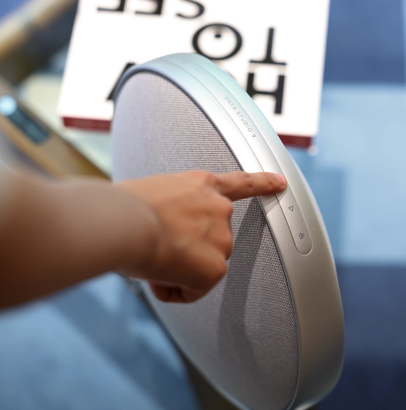 Onyx Studio 9，Round aluminum frame，Acoustic fabric，Minimalist UI，Bluetooth Speaker ，