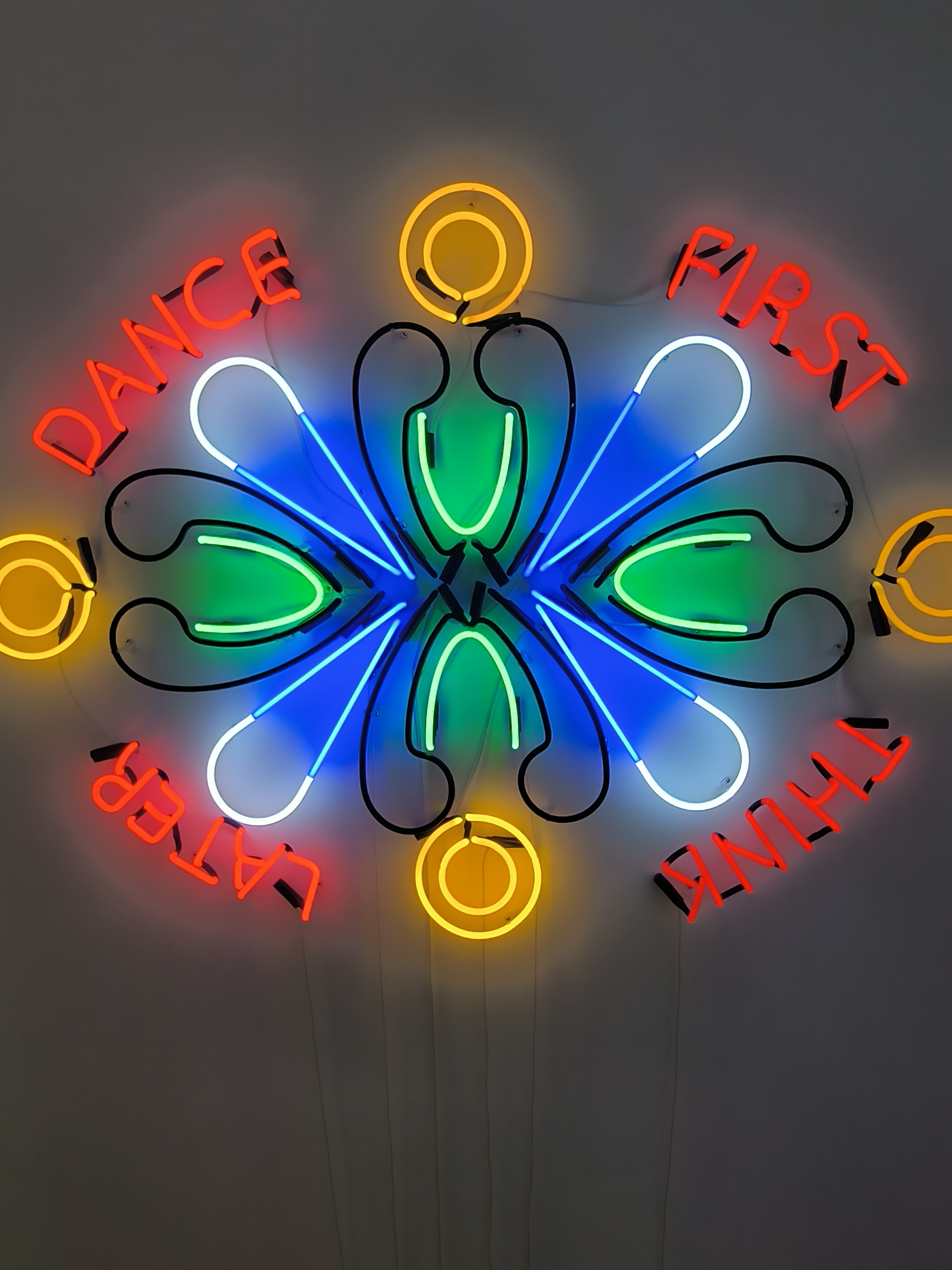 glass tube neon light，Vintage Neon Lights，Artistic neon light installation，