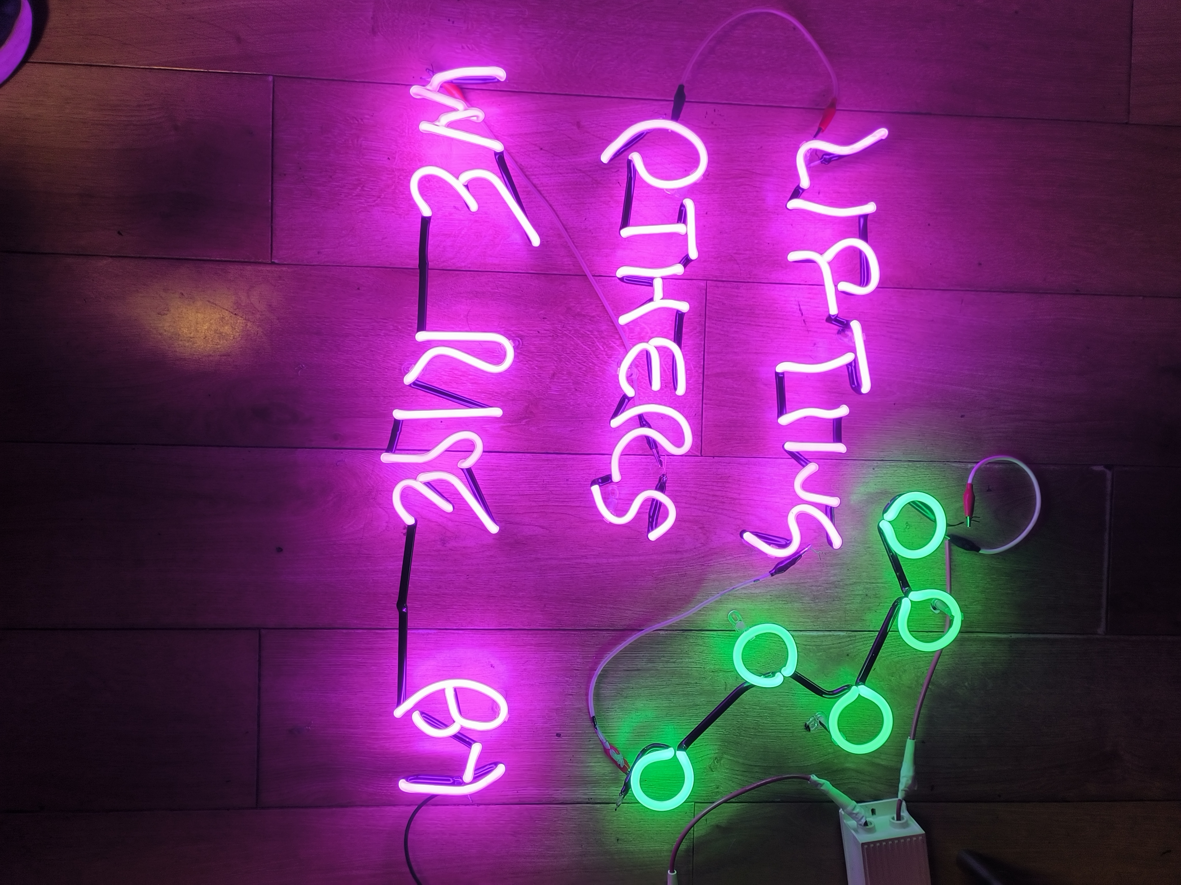glass tube neon light，Vintage Neon Lights，Artistic neon light installation，