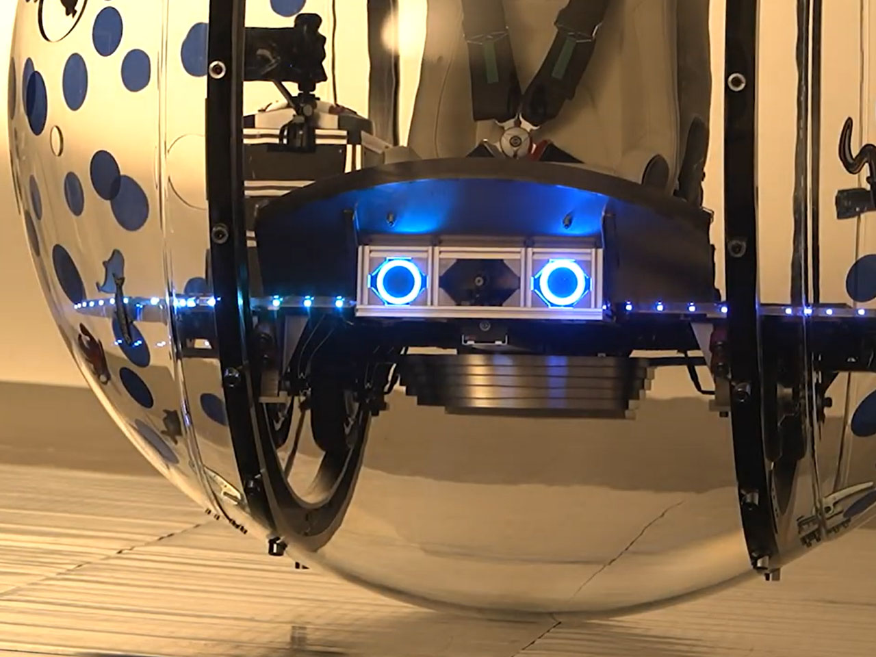 Toyota，Transparent driving ball，urban mobile device，Omni-wheel drive，Foam cockpit，