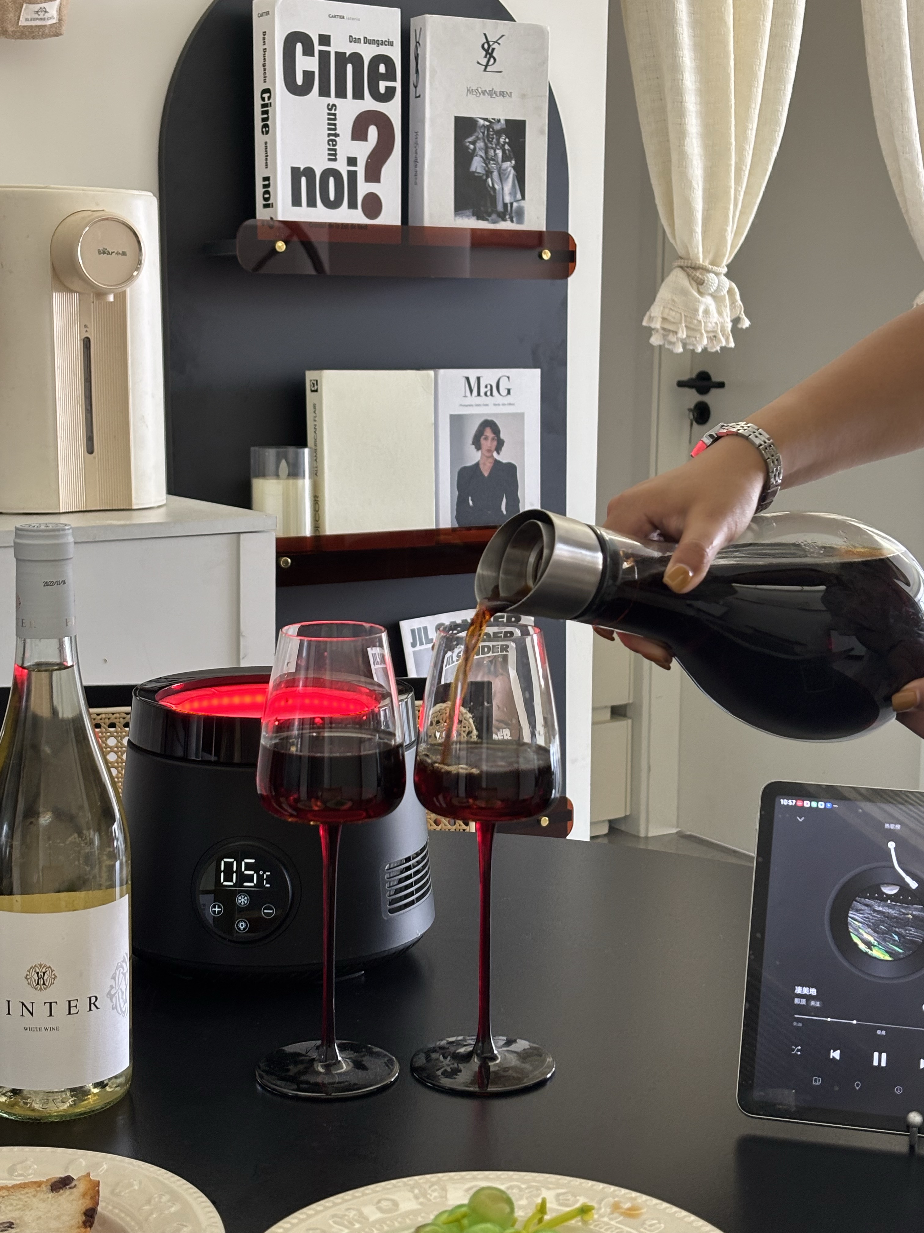 Refrigeration & sobering machine to meet the needs of wine lovers，