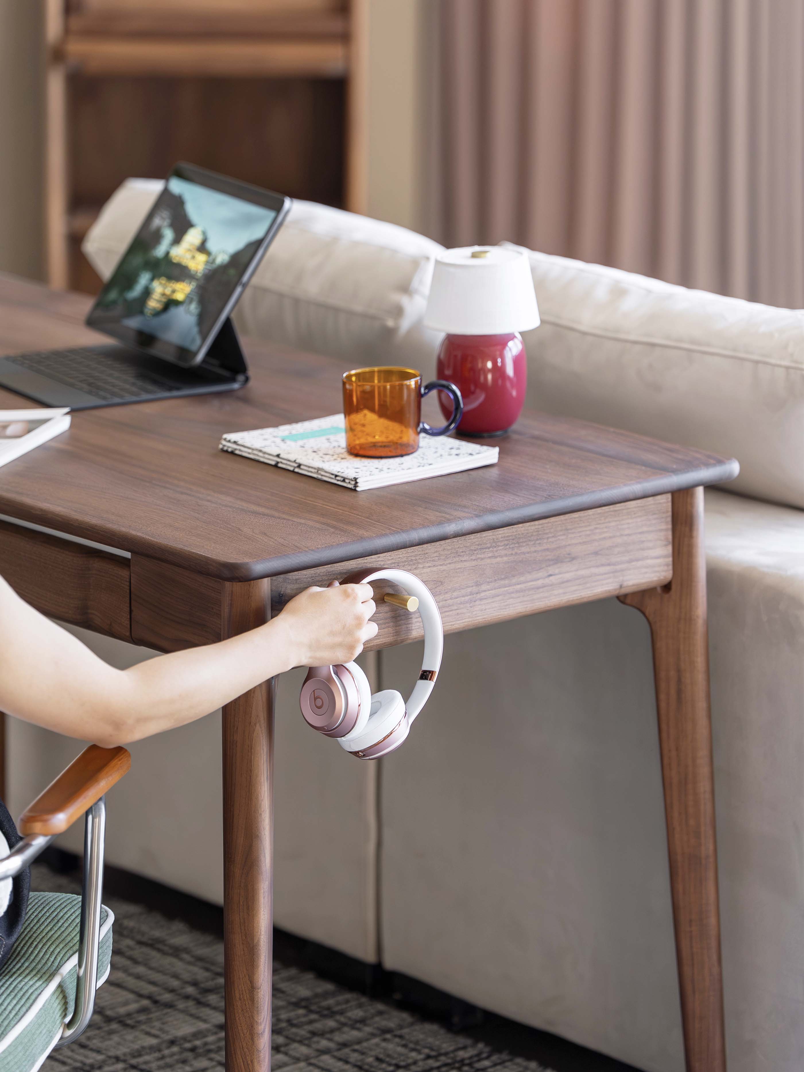 Black walnut furniture，Solid wood furniture，Residential Furniture，furniture design ，Original design，Desk design，