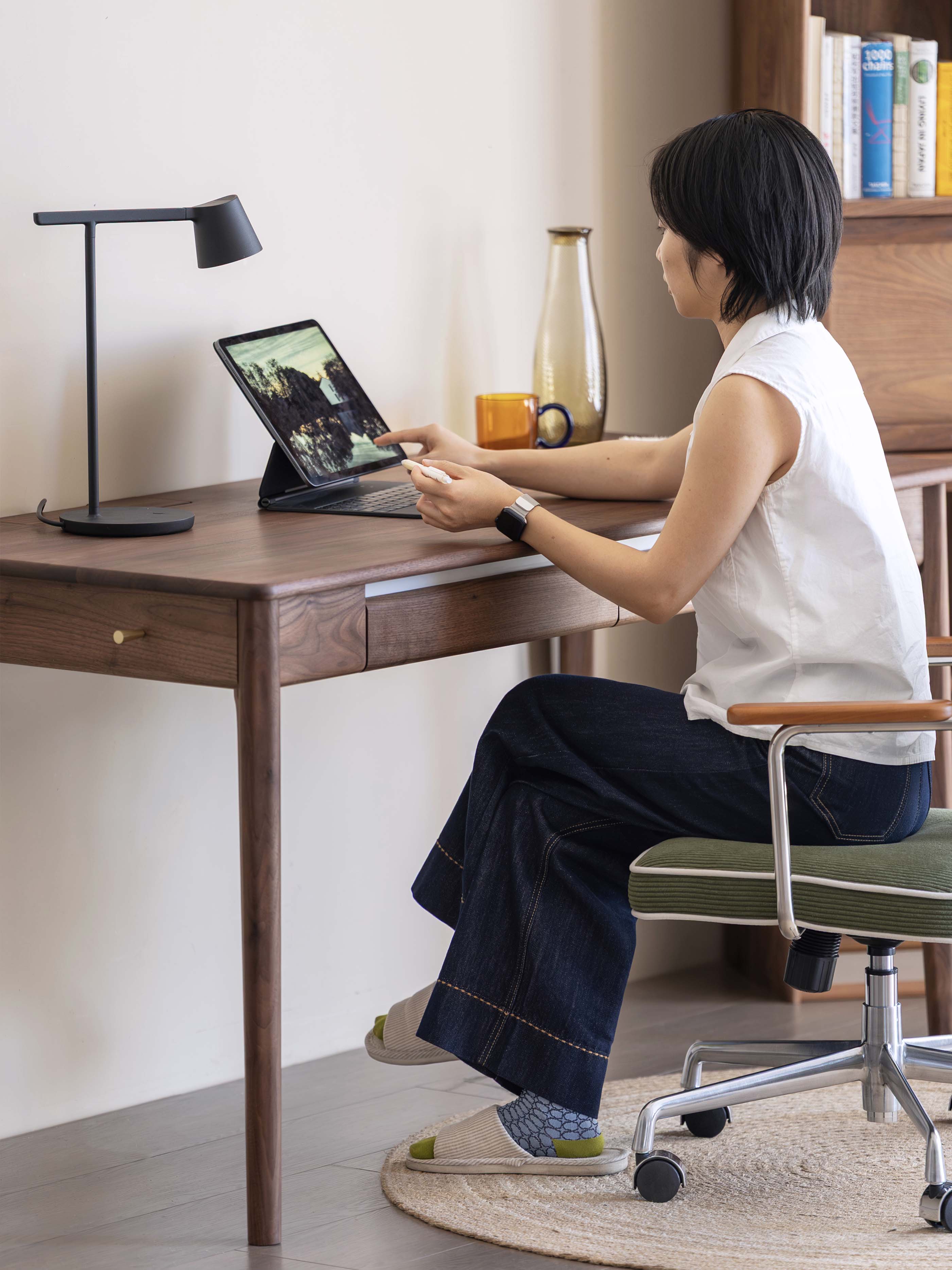 Black walnut furniture，Solid wood furniture，Residential Furniture，furniture design ，Original design，Desk design，