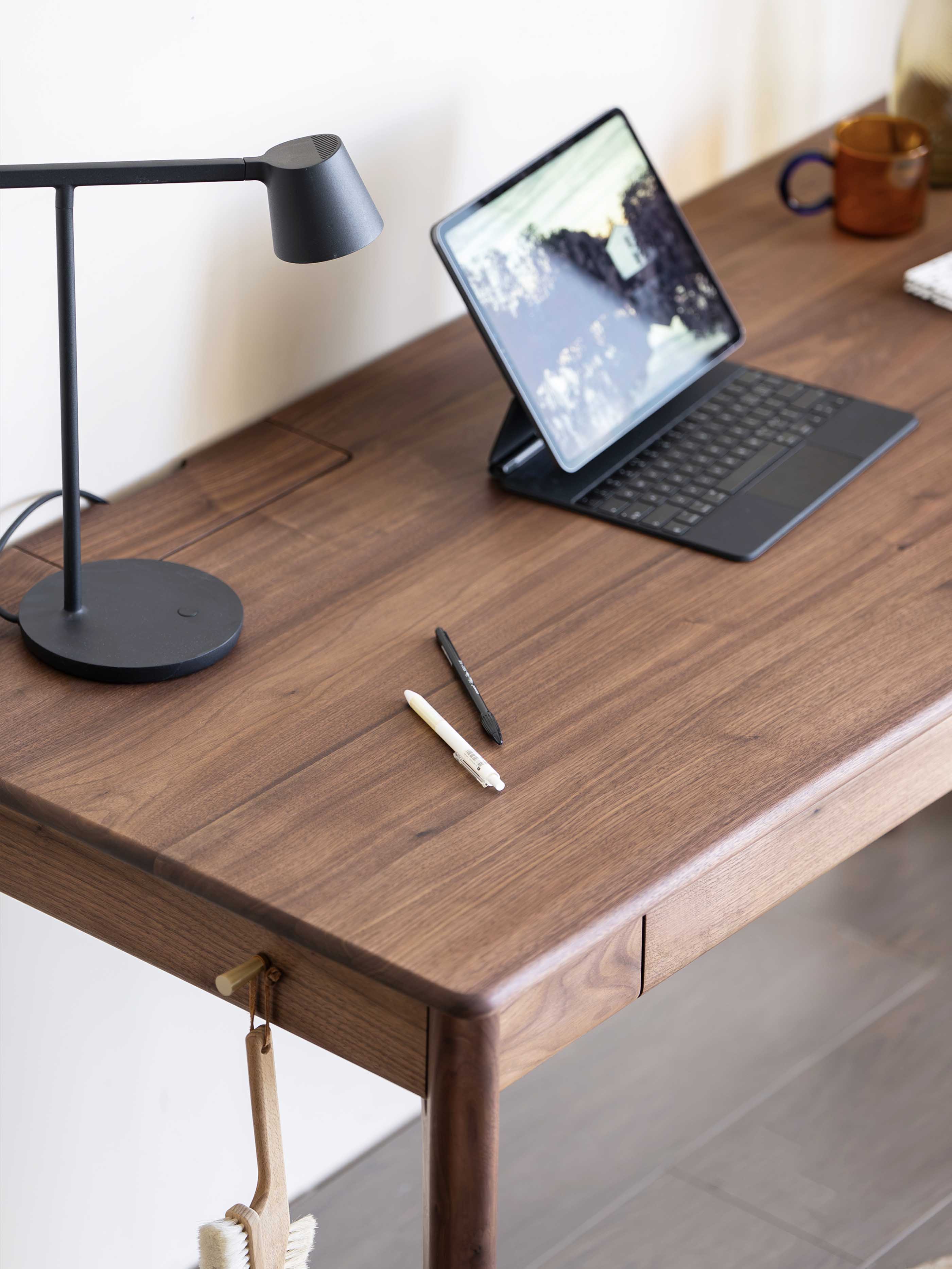 Black walnut furniture，Solid wood furniture，Residential Furniture，furniture design ，Original design，Desk design，