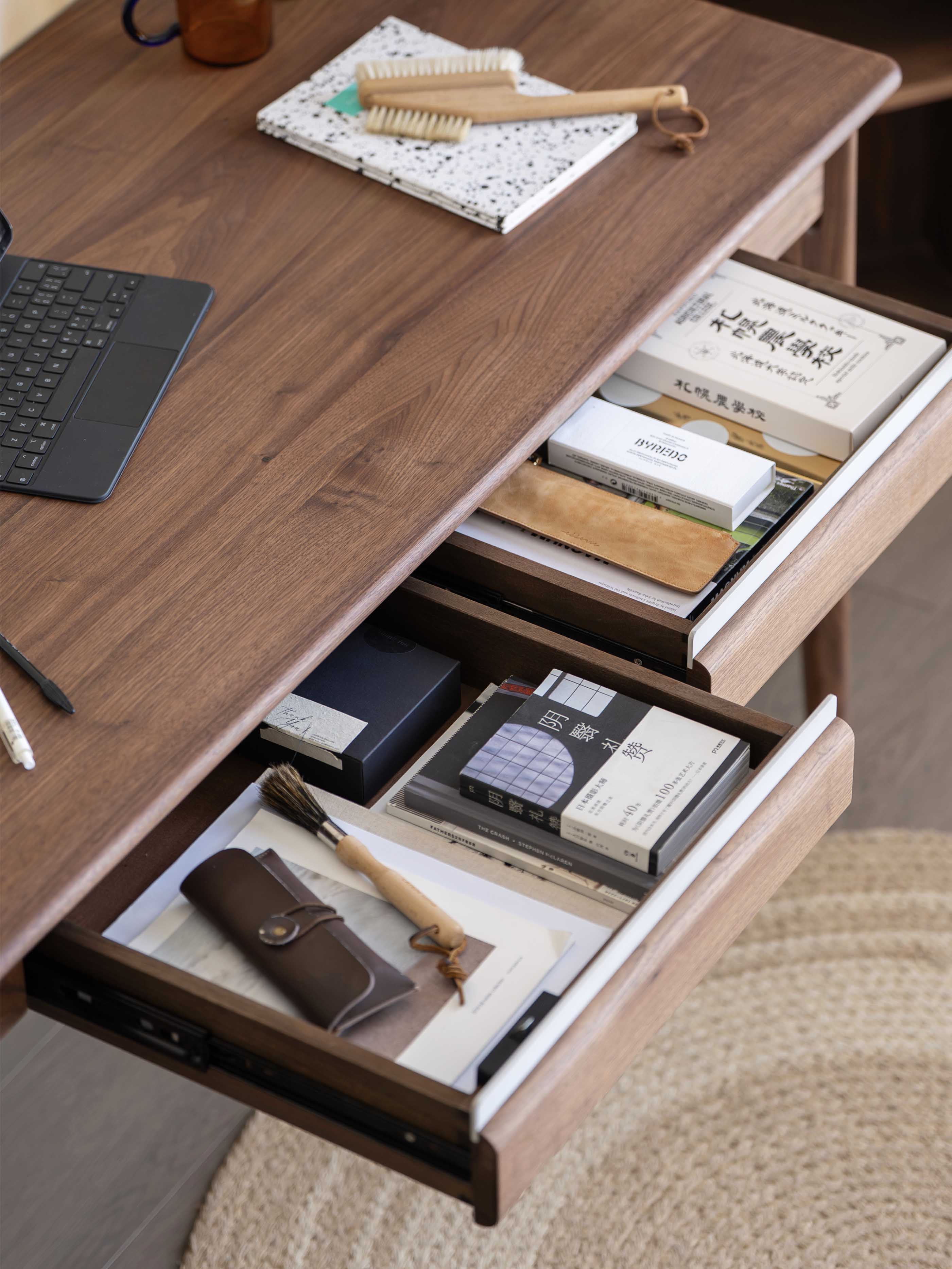 Black walnut furniture，Solid wood furniture，Residential Furniture，furniture design ，Original design，Desk design，