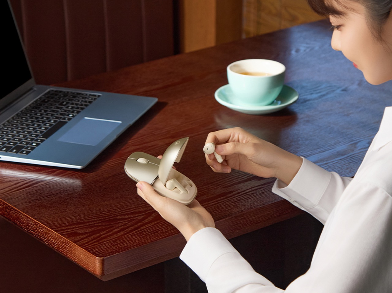 Honor，Wireless mouse，TWS headset，Desktop minimalist，Honor，Wireless mouse，TWS headset，Functional integration，Desktop minimalist，Functional integration，