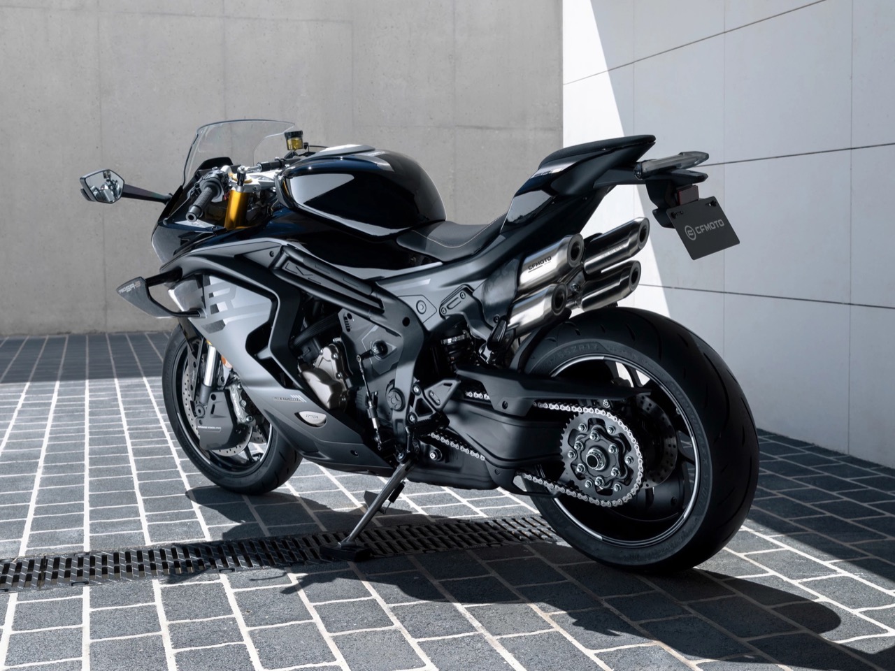 Four-cylinder sports car，CFMOTO，MotoGP，flying close to the ground，inline four-cylinder engine，