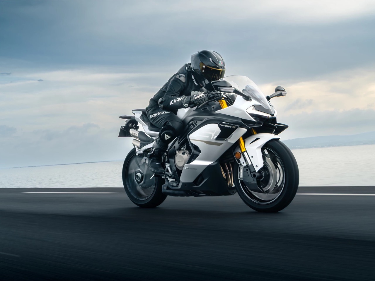 Four-cylinder sports car，CFMOTO，MotoGP，flying close to the ground，inline four-cylinder engine，