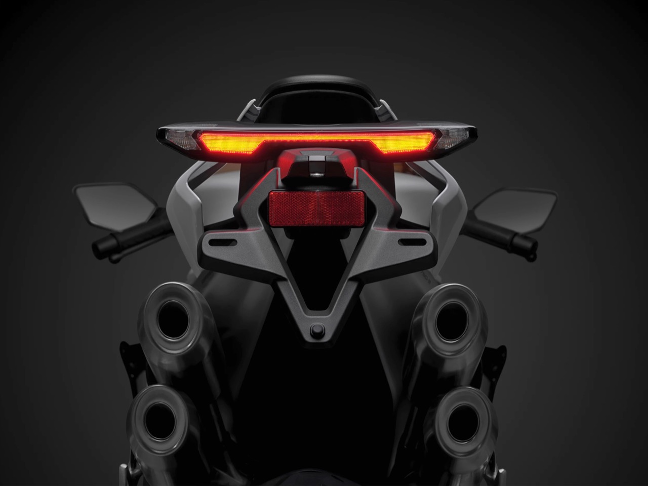 Four-cylinder sports car，CFMOTO，MotoGP，flying close to the ground，inline four-cylinder engine，