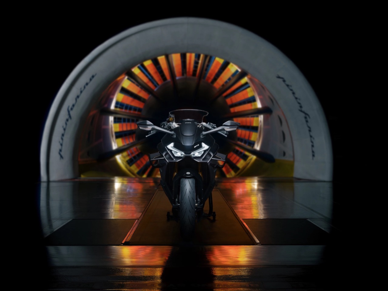 Four-cylinder sports car，CFMOTO，MotoGP，flying close to the ground，inline four-cylinder engine，