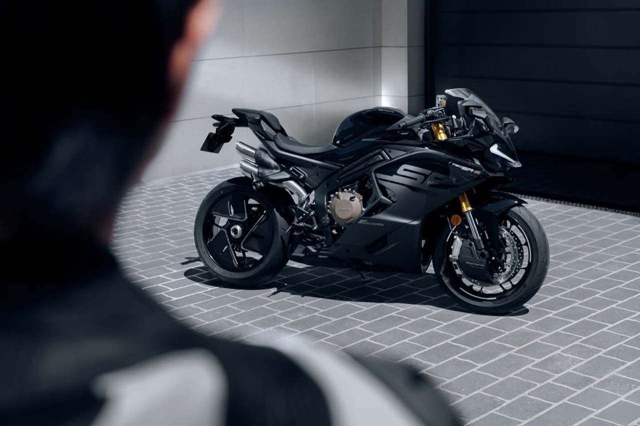 Four-cylinder sports car，CFMOTO，MotoGP，flying close to the ground，inline four-cylinder engine，